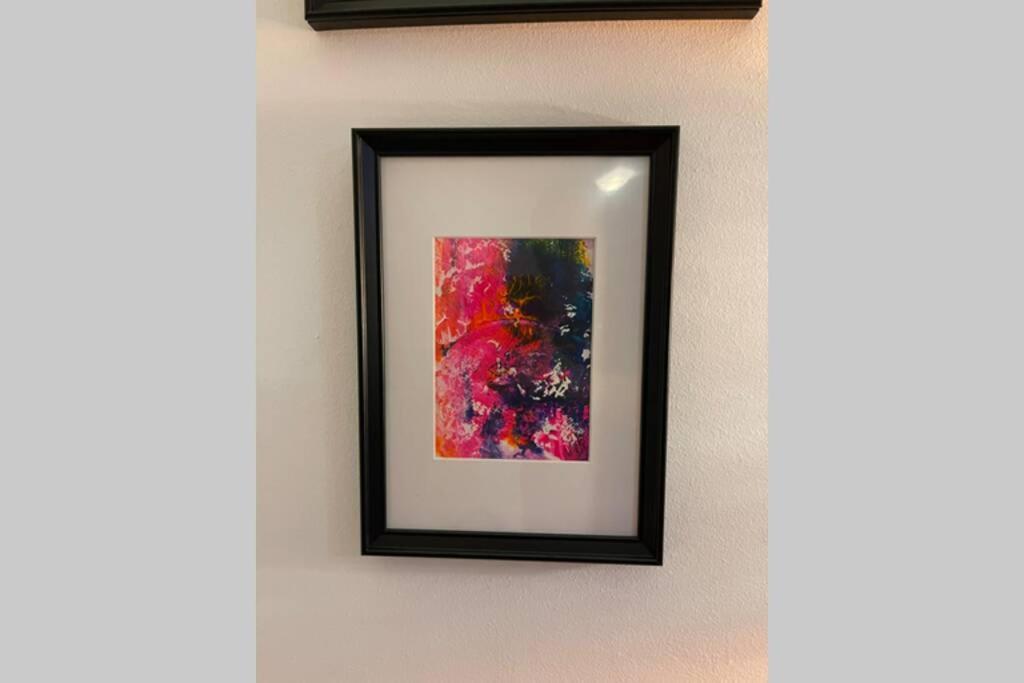 Apartment Happiness By Nicole Jutka, Visual Artist 올림프 외부 사진